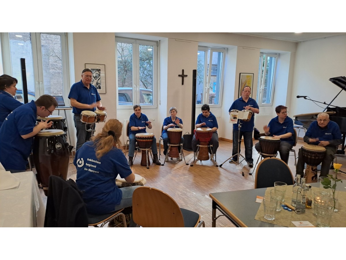 Die Djembys sorgten f�r die musikalische Unterhaltung beim Jubil�um des Caf�s an der Martkkirche. (Fotos: Silvia Jansen)