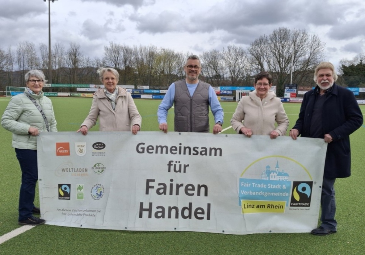 Von rechts: Peter Gillrath, Vorsitzender Eine-Welt Linz, Vorstandsmitglied von Eine-Welt Linz Annette F�rster, Mirco Schopp, Vorsitzende des VfB Linz, Vorstandsmitglieder von Eine-Welt Linz Britta Tokarz und Gisela Bach (Foto: Hans-Joachim Schmitz)