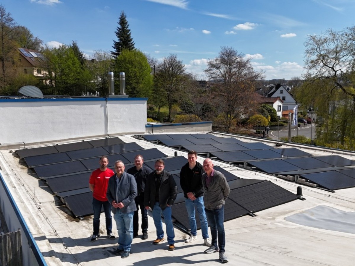 Neue Photovoltaikanlage im Siegtalbad Wissen in Betrieb genommen