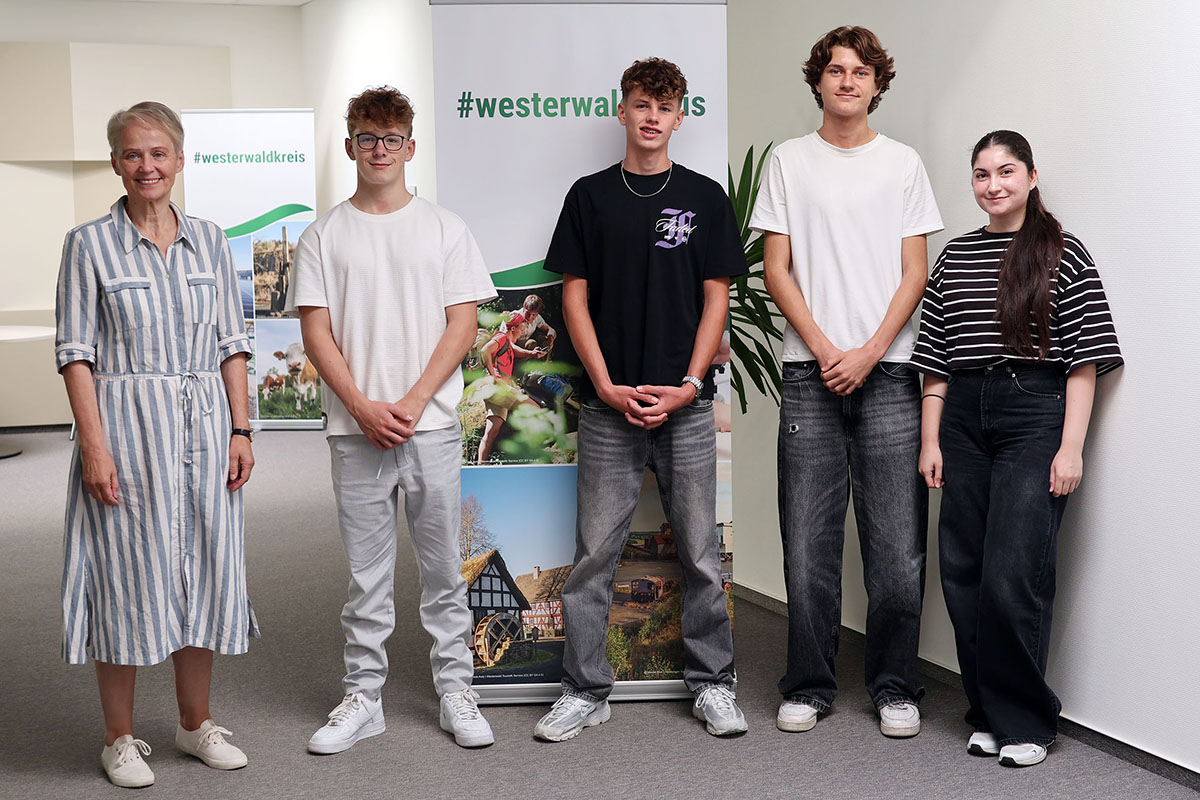 Die Erste Kreisbeigeordnete Gabriele Wieland begr��te als neue Auszubildende (v. r. n. l.): Ceren Ekici, Nils Exner, Ole Kauffmann und Paul Eidt. Foto: Kreisverwaltung / Carolin Faller