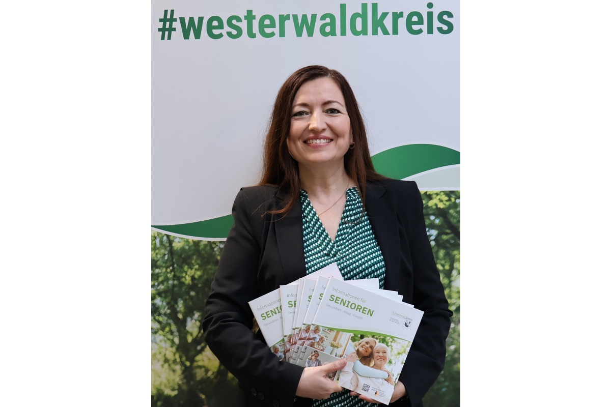 Die Seniorenbrosch�re kann kostenfrei bei der neuen Leiterin der Seniorenleitstelle des Westerwaldkreises, Dilorom Jacka, angefordert werden. (Foto: Kreisverwaltung/Nicole Chemnitz)