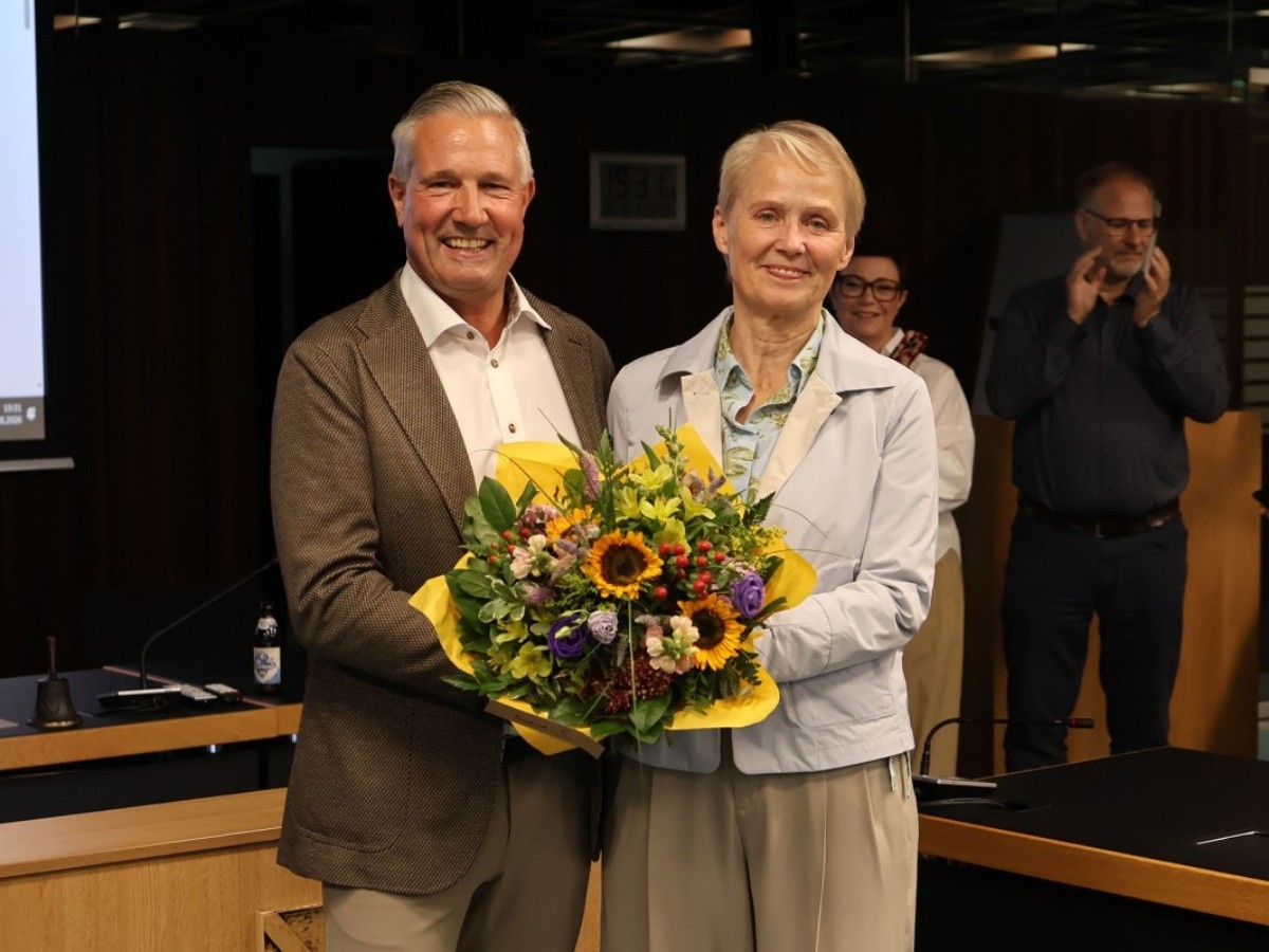 Kreiswahlleiterin Gabriele Wieland gratulierte Klaus L�tkefedder, der am 11. September zum neuen Landrat des Westerwaldkreises ernannt wird. (Foto: Kreisverwaltung/Carolin Faller)