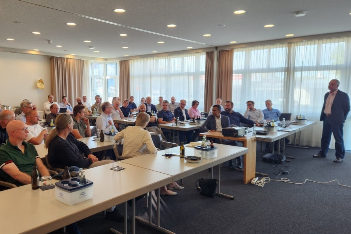 Rund 50 G�ste tauschen sich intensiv �ber zukunftsf�hige Energieversorgung aus (Foto: Katharina Schlag)