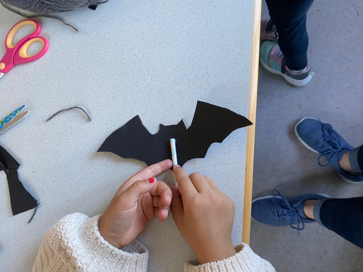Im Anschluss an das Bilderbuchkino konnte jedes Kind seine eigene Fledermaus basteln. (Foto: B�cherei Holler / Sarah Pfeil)