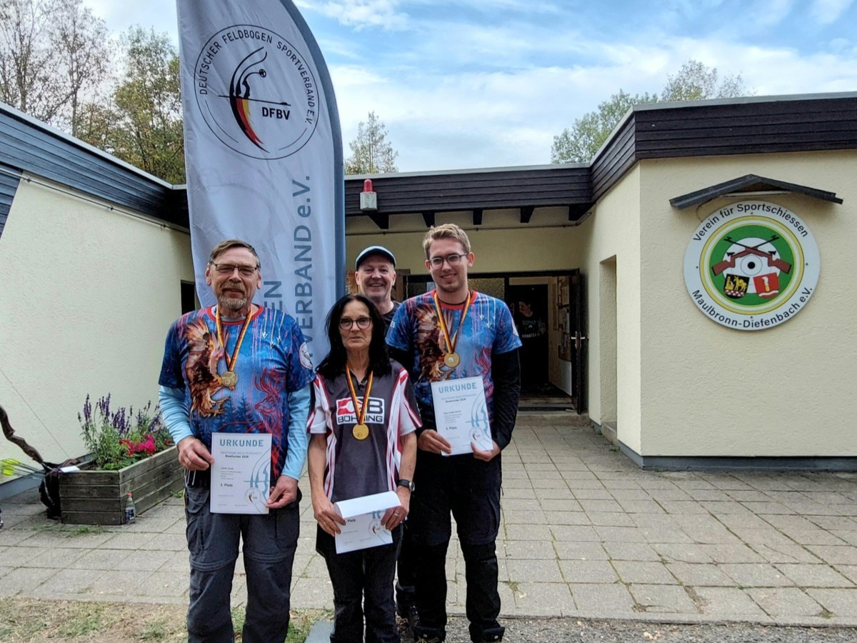 Vier Sch�tzen der Sankt Sebastianus-Sch�tzenbruderschaft Gebhardshain nahmen an der Deutschen Meisterschaft Bowhunter in Maulbronn-Diefenbach teil. (Fotos: Sankt Sebastianus-Sch�tzenbruderschaft/Gebhardshain)