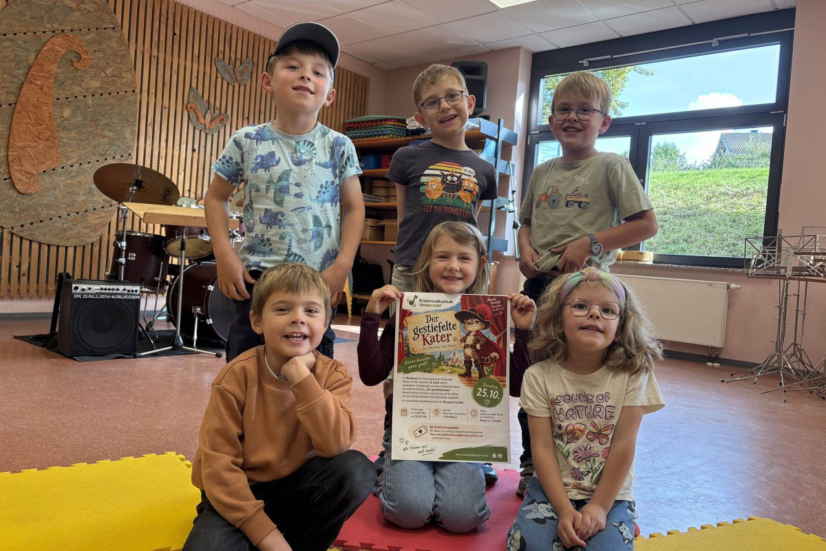 Kinder von 1,5 bis 8 Jahren spielen die Geschichte "Der gestiefelte Kater". Foto: Tanja M�ller