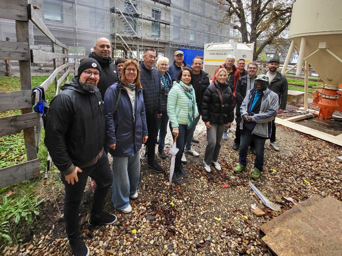 Die beiden Investoren Maren Hassel-Kirsche und Cornelius Kirsche erl�uterten den Mitgliedern der Fraktionen von CDU, B�ndnis 90/die Gr�nen, BSW, FWG und FDP den Baufortschritt im Kastanienhof. Neben B�rofl�chen, zahlreichen attraktiven Wohnungen entsteht hier auch eine 4-gruppige KITA in Kooperation mit der Stadt Neuwied. (Foto: Martin Hahn)