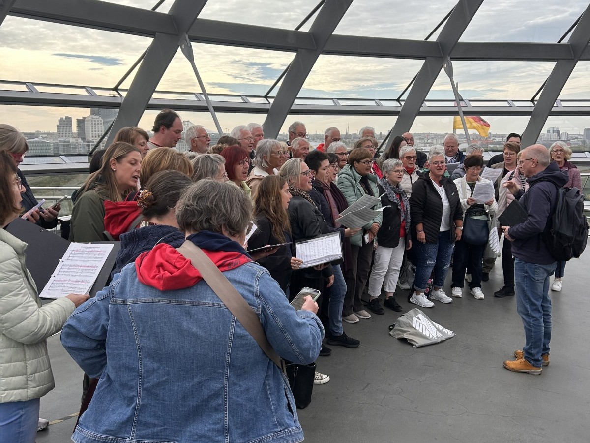 Projektchor Wallmerod singt in der Kuppel des Reichstags (Fotos: Marion Sch�fer/Abgeordnetenb�ro Dr. Tanja Machalet)