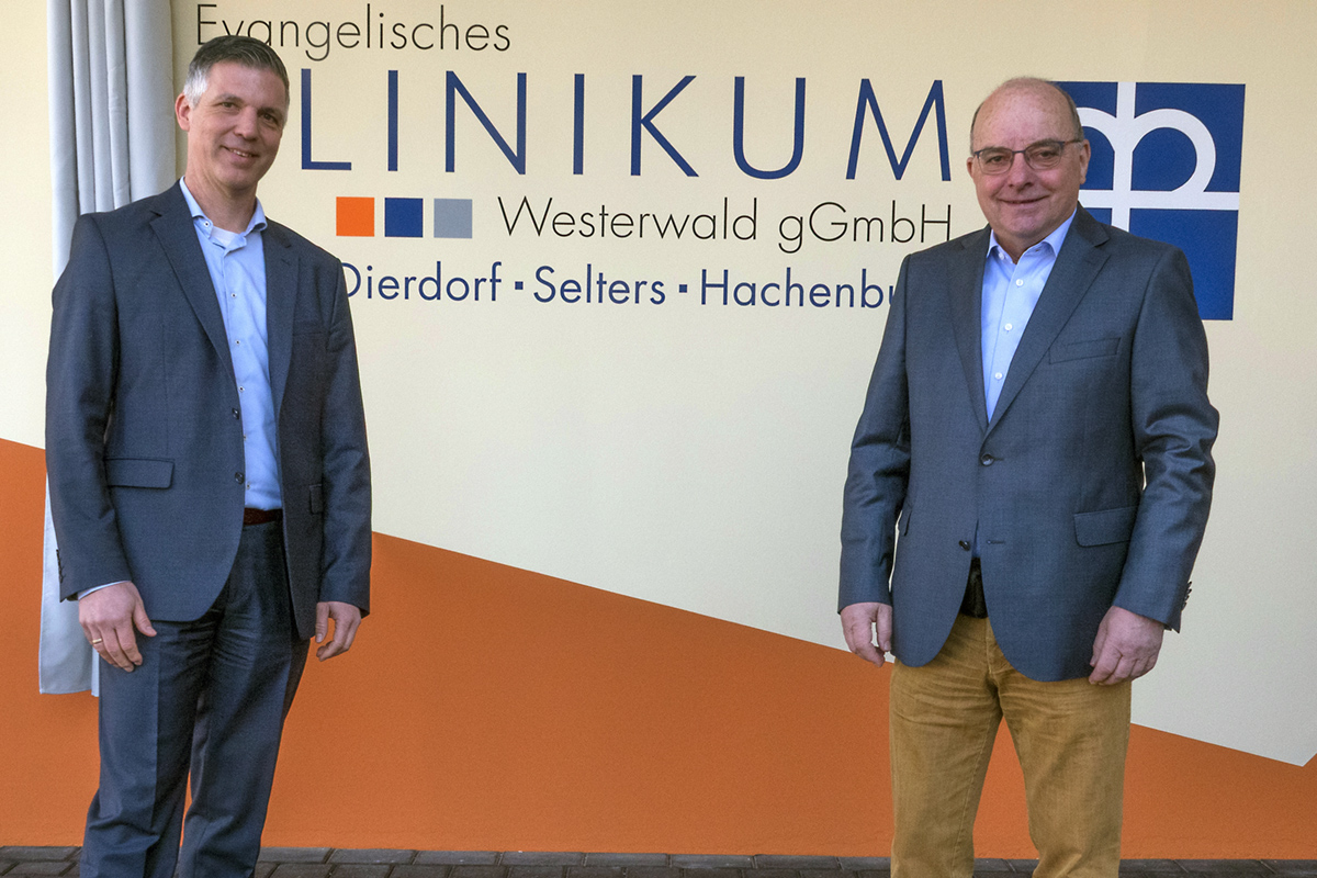 Von links: J�rg Geenen, Gesch�ftsf�hrer des Evangelischen Klinikums Westerwald und
Hermann-Josef Schneider, Vorsitzender des F�rdervereins Dierdorf. Foto: Wolfgang Tischler
