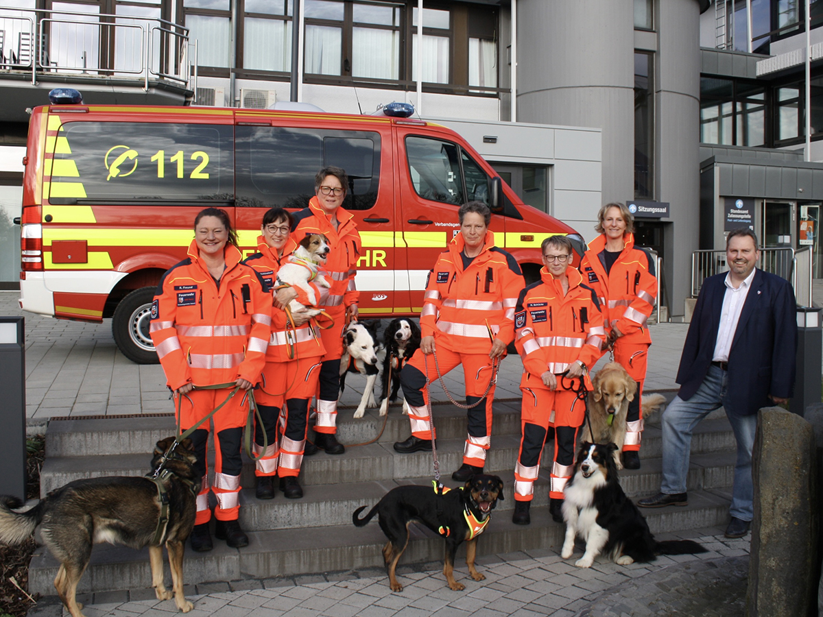 Die neue Fachgruppe Suchhunde der Feuerwehr VG Asbach. Foto: FW VG Asbach