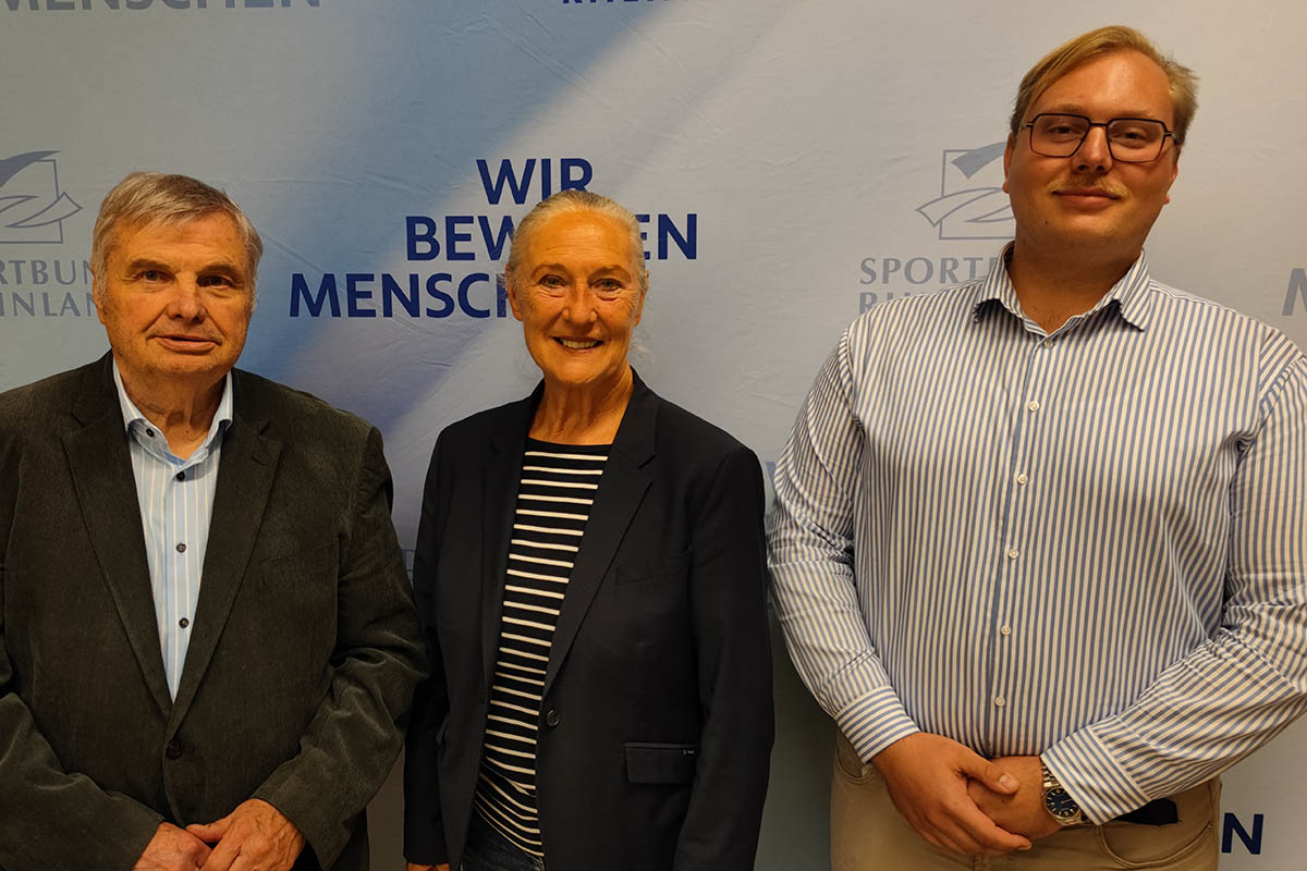 SBR-Pr�sidentin Monika Sauer (Bildmitte) begr��t gemeinsam mit dem
bisherigen und neuen stellvertretenden Sportkreisvorsitzenden Hans-Werner R�rig den
neugew�hlten Vorsitzenden Robert-Leon Pawlik (links). Foto: SBR / Stefan Blaufelder-Bredenbeck