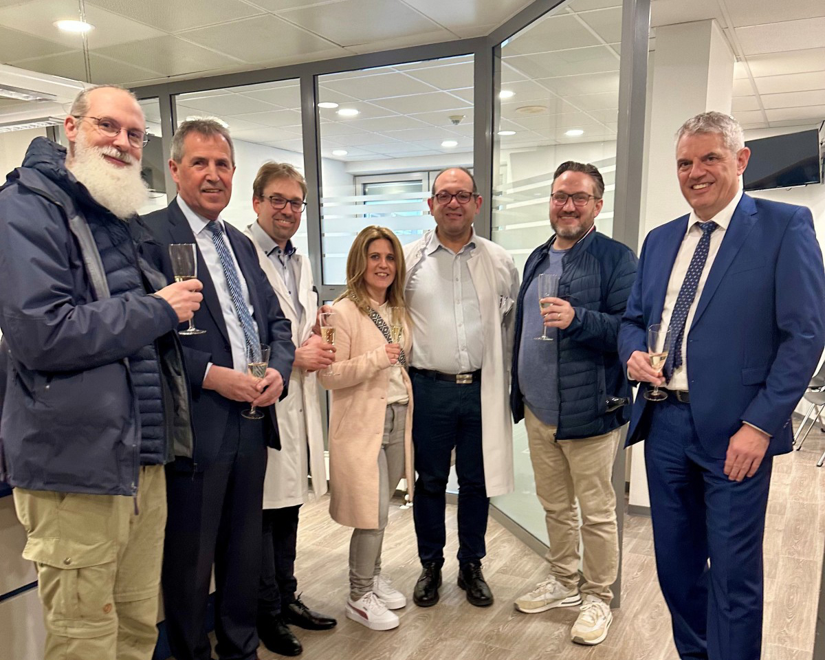 V. r.: Guido Wernert (EKW-Gesch�ftsf�hrer), Tim Michels (EKW-Pflegedirektor),
Dr. Hazem Zakri (�rztlicher Direktor, Standort Hachenburg), Katharina Heidrich (Pflegeleitung ZNA), Dr. Levente Pisztrai (Chefarzt ZNA), J�rgen Ecker (kfm. Direktor Standort Hachenburg) und Dr. Sven Antweiler (Chefarzt der ZNA St. Vincenz Gesundheitsverbund, Limburg). Foto: EKW, Anja Nassen