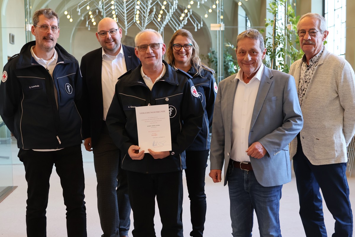 Vor Ort freuten sich mit dem Geehrten (Mitte vorn mit Urkunde): Guido Kastenholz (DRK Ortsverein Kannenb�ckerland), Stephan Schnelle (B�rgermeister der Ortsgemeinde Hillscheid), Ilka Nink (DRK Ortsverein Kannenb�ckerland), Landrat Achim Schwickert und Reinhard Heuser (Erster Beigeordneter der Verbandsgemeinde H�hr-Grenzhausen) (Fotos: Kreisverwaltung/Carolin Faller)