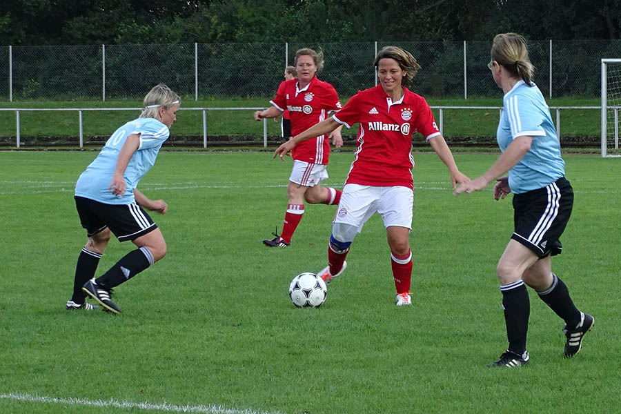 Bianca Rech (20 A Lnderspiel), Bildmitte,  vom FC Bayern Mnchen war quirlig und stets Anspielpunkt. Fotos: Willi Simon