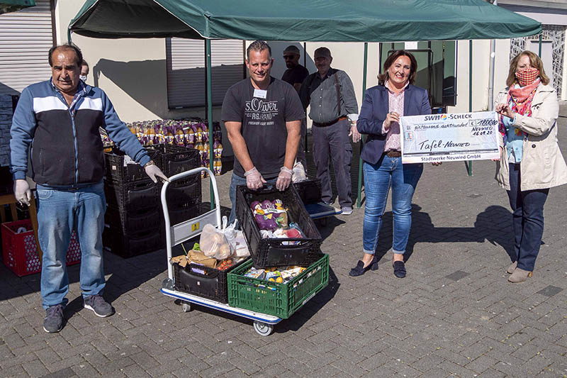 ber die Spende von 1.800 Euro freuen Elisabeth Adrian, Leiterin der Tafel Neuwied, SWN-Geschftsfeldleiterin Andrea Haupt und fleiige Helfer der Tafel (von rechts). Foto: SWN