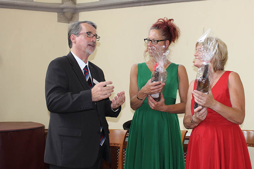 Einrichtungsleiter Sven Lefkowitz mit den Kabarettistinnen Sabine Putzler und Susanne Hermanns von Hermanns & Putzler aus Kln (von links nach rechts). Fotos: privat