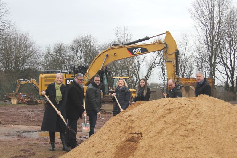 Spatenstich fr das neue Kunstrasenfeld am Sportplatz Waldschule. An den Spaten: (v.l.) Gabi Wieland, Andree Stein, Ralf Kohlhaas, Astrid van Bergh-Claeys, Cane Ortakaya, Frank Zei und Jrgen Mllender. Foto: privat