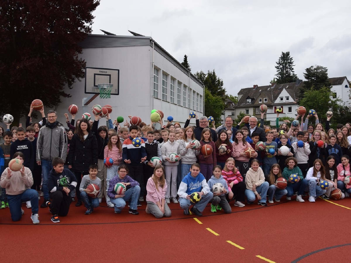 Gemeinsam mit Landrat Achim Hallerbach, dem vormaligen ersten Kreisbeigeordneten Michael Mahlert und Schulleiter Frank Michael Strauss freuten sich natrlich auch die Schler des Werner-Heisenberg-Gymnasiums darber, dass das modernisierte Auensportgelnde jetzt seiner Bestimmung bergeben werden konnte. (Foto: Silke Lufer-Hermann)