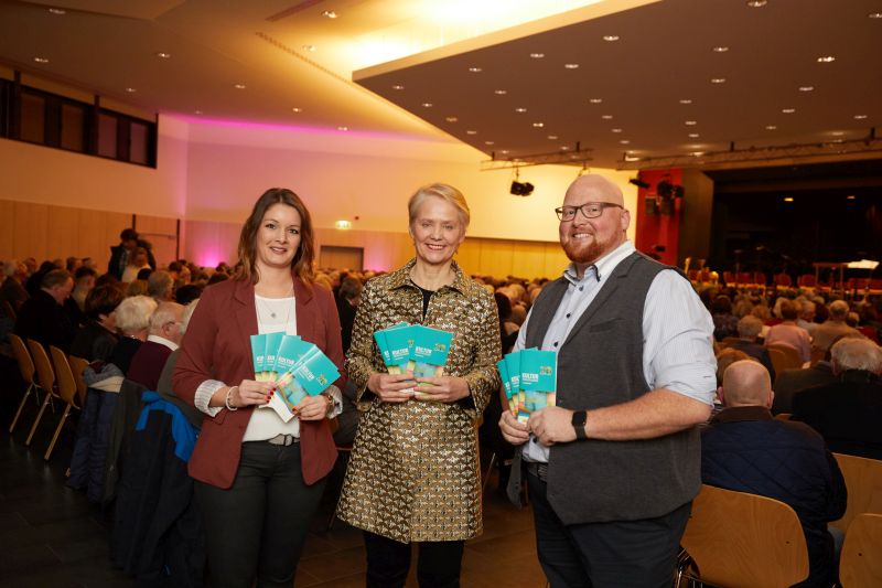 Beim Neujahrskonzert verteilten Stadtbrgermeisterin Gabi Wieland (Mitte) sowie Verena Schmitt und Oliver Krmer vom Kulturbro die druckfrischen Kulturkalender 1/2020  an das Publikum in der vollbesetzten Stadthalle. Foto: Olaf Nitz 