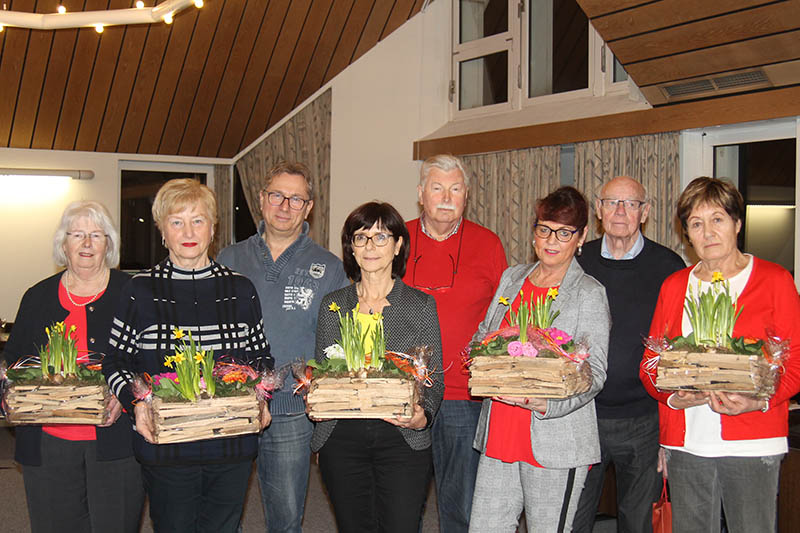 Ein Dankeschn an die Arbeitsgruppe Adventskalender fr 15 Jahre ehrenamtliche Arbeit ging aus dem Stadtrat an (v.l.) Heidi Weber, Rosemarie Paffhausen, Andreas Christmann, Judith Haberstock, Rainer Weber, Petra Jonas-Mller, Rudi Paffhausen und Carla Thiede. Foto: Stadt Montabaur