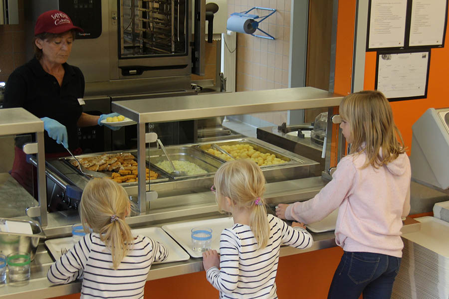 In der Mensa an der Waldschule: Bei der Essensausgabe sagen die Kinder, wie viel Hunger sie haben, und bekommen eine entsprechende Portion. So werden Speisereste gering gehalten. Fotos: Stadt Montabaur