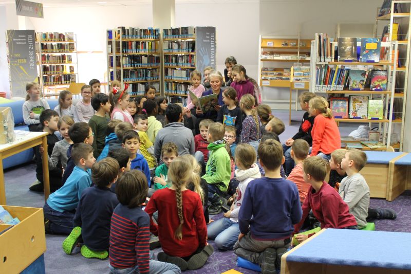 Zum Abschluss der Aktion Adventskalendergeschichten kamen einige Klassen der Joseph-Kehrein-Schule in die Stadtbibliothek. Dort erwartete die Kinder eine Vorlesestunde mit Stadtbrgermeisterin Gabi Wieland und eine Preisverlosung. Foto: privat