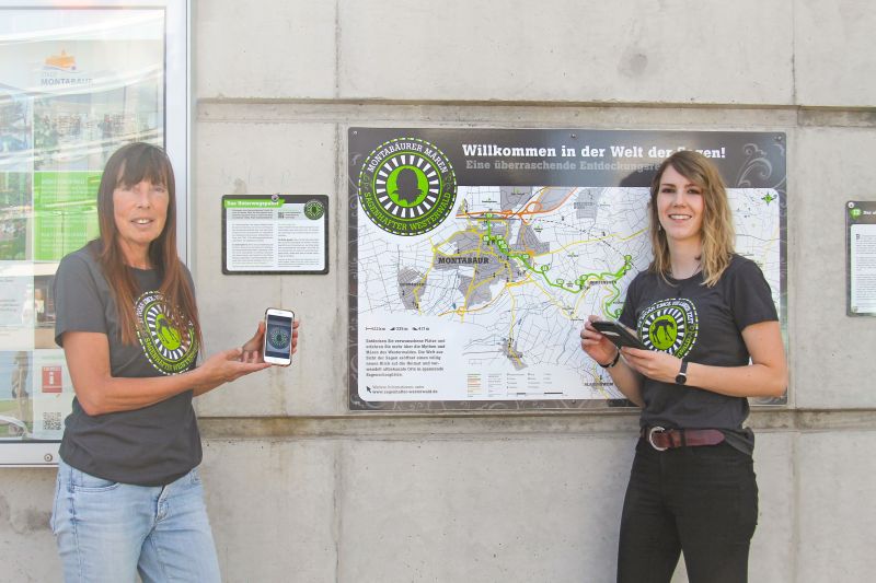 Noch schnell das Unterwegspaket auf das Samertphone laden  und schon kann die Tour auf dem Wanderweg Montaburer Mren losgehen. Wie einfach das geht testeten die beiden Initiatorinnen Karin Maas (l.) und Carolin Nebgen am Startpunkt ICE-Bahnhof Montabaur. Foto: privat