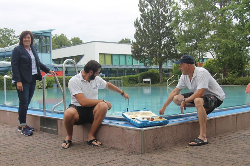 Im Mons-Tabor-Bad laufen die Vorbereitungen fr die Wieder-Erffnung am 6. Juli auf Hochtouren, wie Badleiterin Ellen Eberth-Phler berichtet. Die Schwimmmeister Kevin Greff und Lars Schlotter kontrollieren regelmig die Wasserqualitt. Foto: privat