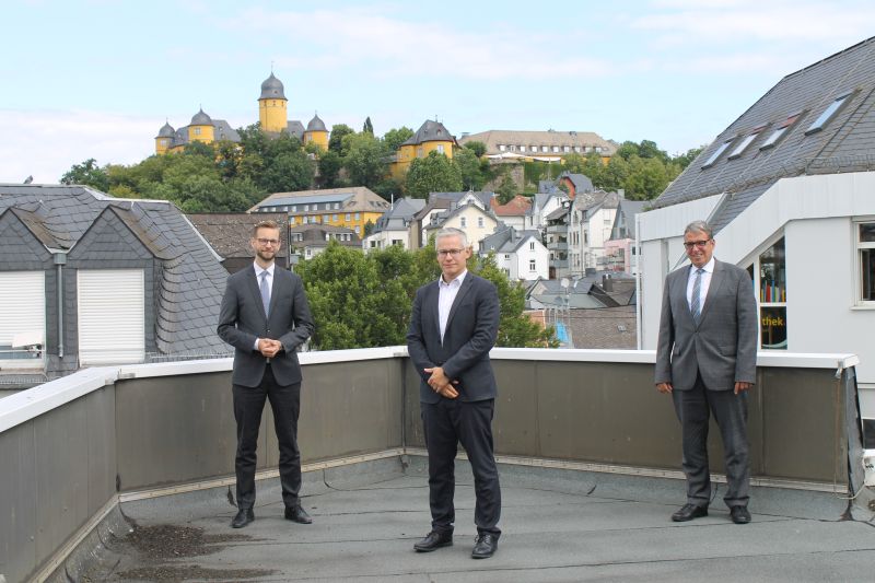 Am 1. Juli hat Andreas Klute (Mitte) seine neue Stelle als Werkleiter bei der Verbandsgemeindeverwaltung Montabaur angetreten. Brgermeister Ulrich Richter-Hopprich (l.) und der Erste Beigeordnete Andree Stein begrten ihn im Rathaus. Foto: VG Montabaur