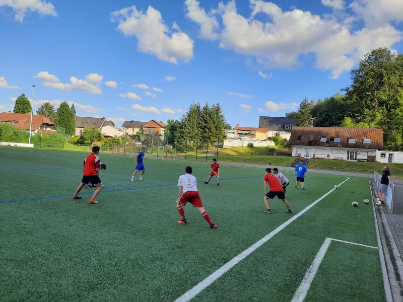 Training geht auch mit Abstand. Wie viele andere Vereinsgruppen auch freuen sich die Jugendfuballer der SG Horressen-Elgendorf, dass sie endlich wieder trainieren knnen. Foto: VG Montabaur