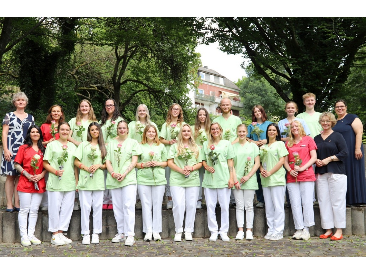 Kursleiterin Dagmar Leiendecker (links), Corinna Kronsteiner-Buschmann von der Alice Schwesternschaft Mainz vom DRK und Karola Jockel, Leiterin der Schule fr Pflegeberufe am Diakonie Klinikum Kirchen, (von rechts) gratulierten den 20 Pflegefachkrften. (Foto: Blazenka Sokolova)