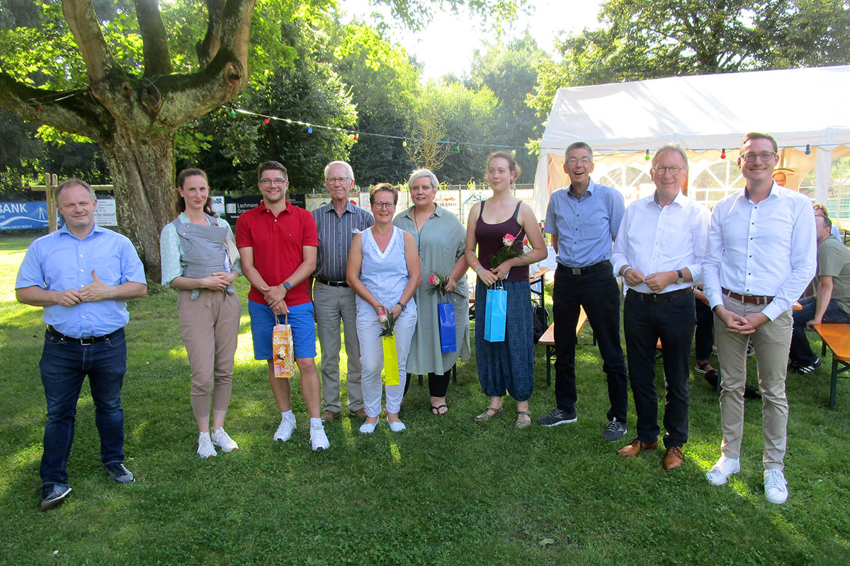 Von links: OB Jan Einig, Jasmin Grber (mit Samuel Xaver), Matthias Grber, Hans-Jrgen Klein, Melanie Martens, Nina Gross, Jrdis Veldman, Martin Hahn, Erwin Rddel, Jrg Rder. Foto: CDU