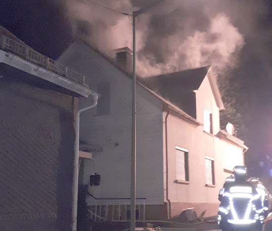 Zu einem Dachstuhlbrand kam es am spten Montagabend (21. Januar) in der Herdorfer Luisenstrae. Durch schnelles Eingreifen konnte jedoch Schlimmeres verhindert werden. (Foto: Verbandsgemeindefeuerwehr Daaden-Herdorf)