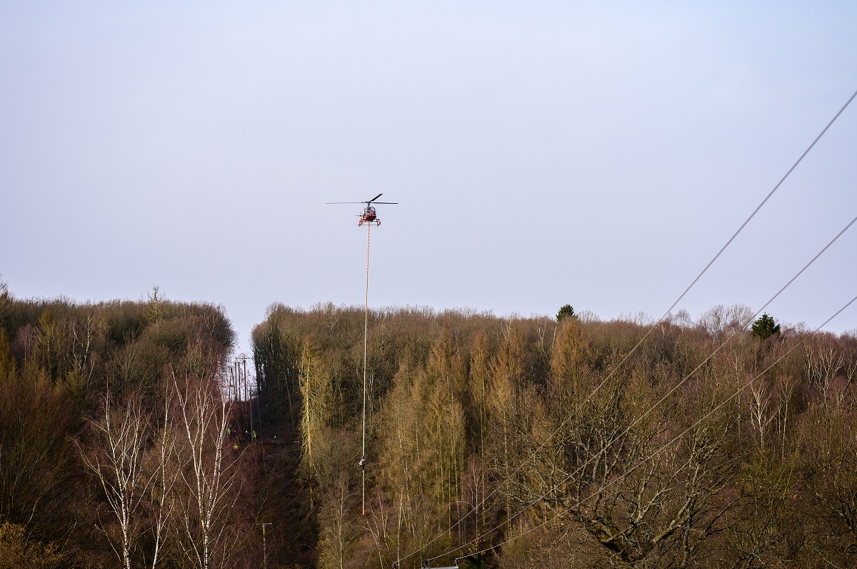 Im Landkreis Altenkirchen kommt derzeit erstmals im Auftrag des regionalen Energieversorgers EAM eine "fliegende Sge" zum Einsatz. (Foto: EAM)