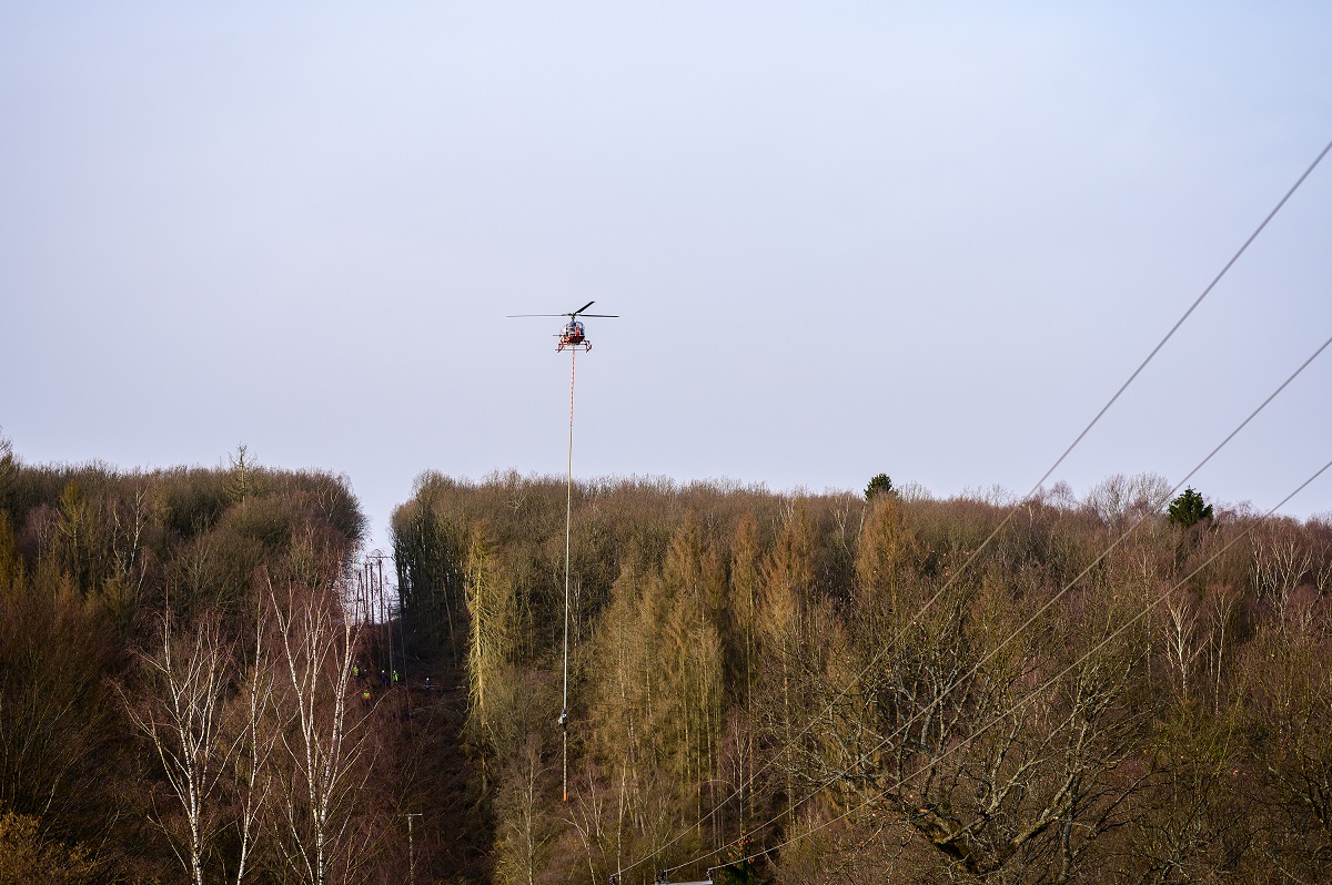 EAM schneidet Freileitungen mit fliegender Sge frei