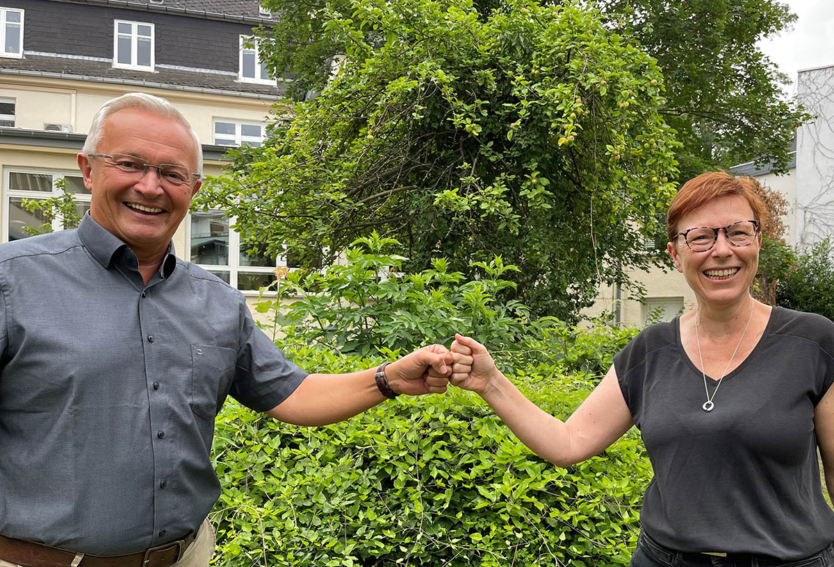 Landrat Achim Hallerbach freut sich, dass Rita Hoffmann-Roth aus dem Gesundheitsamt der Kreisverwaltung jetzt als neue Koordinatorin Gesundheitsfrderung und Prvention loslegen kann. Foto: Kreisverwaltung
