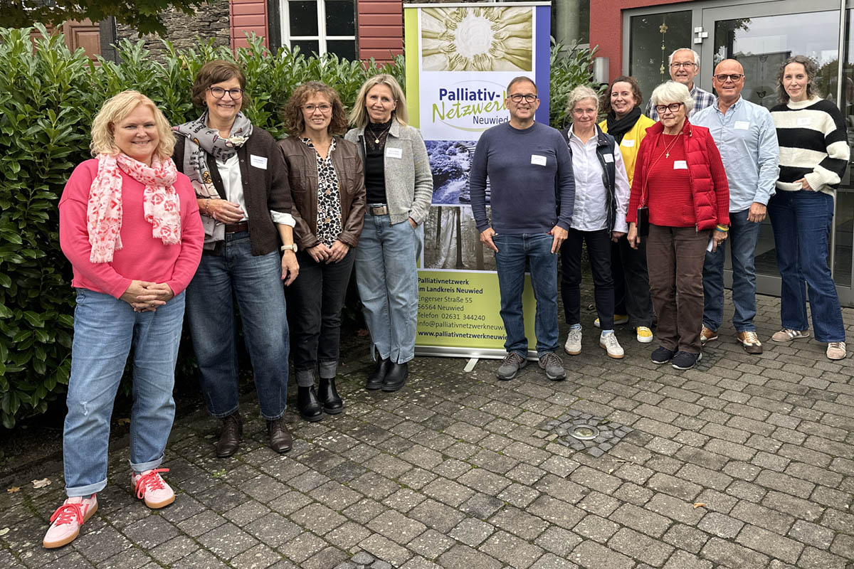 Die Referentinnen des Fachtages sowie links vom Banner der Steuerkreis des Palliativnetzwerkes Neuwied. Foto: Katrin Zieger, Heinrich-Haus