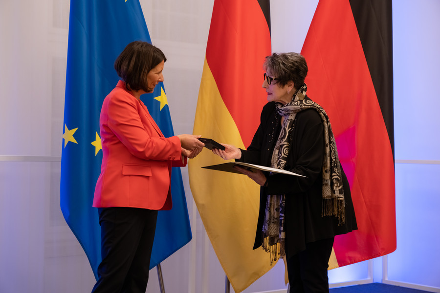 Prof. Ingeborg Henzler, Bendorf, (rechts) wurde von Daniela Schmitt ausgezeichnet.  Staatskanzlei RLP/Dinges