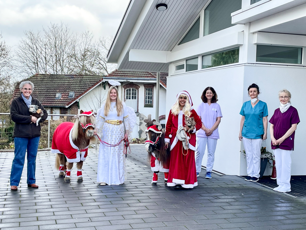 Ana Maria Jrke und Felicia Maerz mit tierischer Untersttzung beim Besuch des stationren Hospiz. (Foto: Dernbacher Gruppe Katharina Kasper)