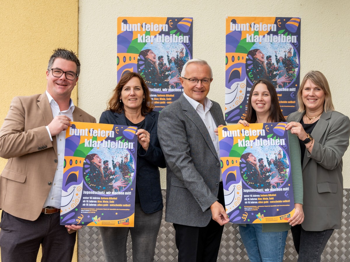 Bunt feiern, klar bleiben� ist der Titel des Informationsflyers zum Kinder- und Jugendschutz an Karneval. Gemeinsam mit Landrat Achim Hallerbach setzen sich daf�r auch (von links) B�rgermeister Peter Jung, Tanja Buchmann von der Fachstelle Kinder- und Jugendschutz der Stadt Neuwied sowie Nicole Bauer und Simone H�hner von der Kreisjugendpflege ein. Foto: Martin Boden / Kreisverwaltung Neuwied