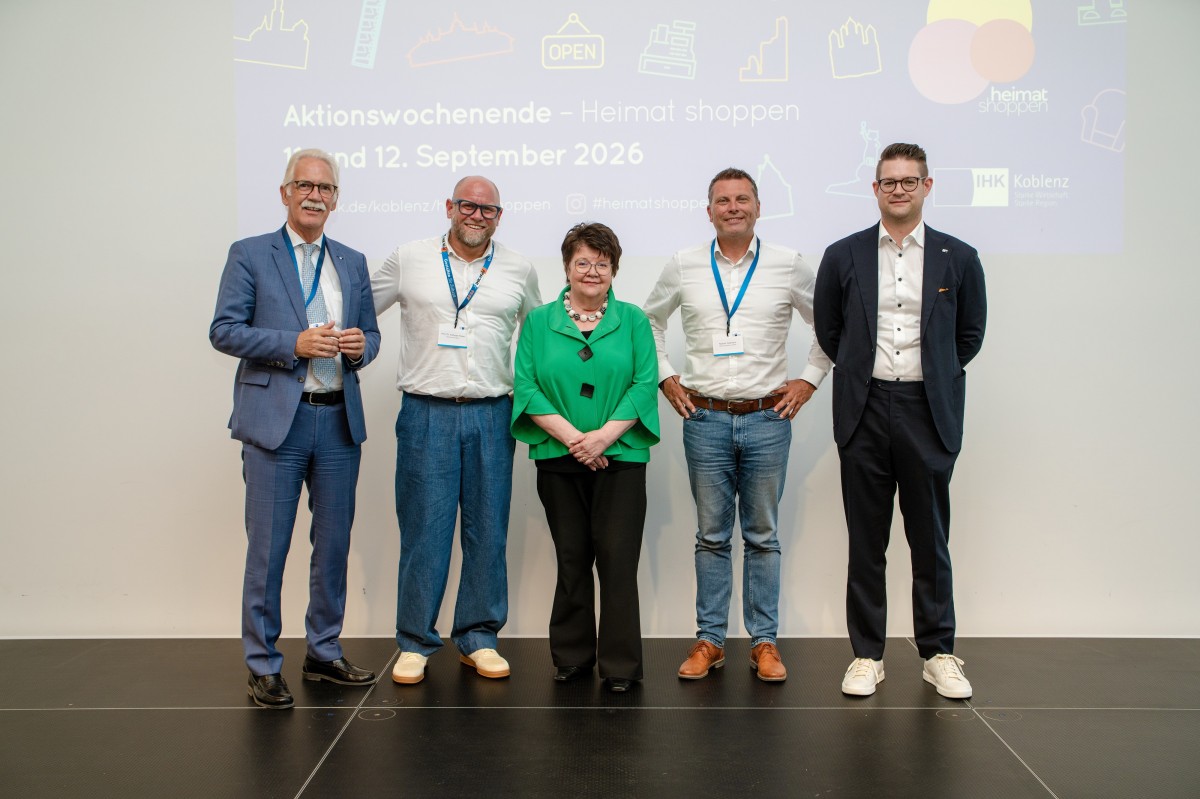 IHK-Hauptgesch�ftsf�hrer Arne R�ssel, Prof. Dr. Andreas Hesse (Hochschule
Koblenz), IHK-Vizepr�sidentin Hildegard Kaefer, Norbert Hegmann (ENSO eCommerce
GmbH), IHK-Handelsreferent Sven Klein. Foto: Tino Balle