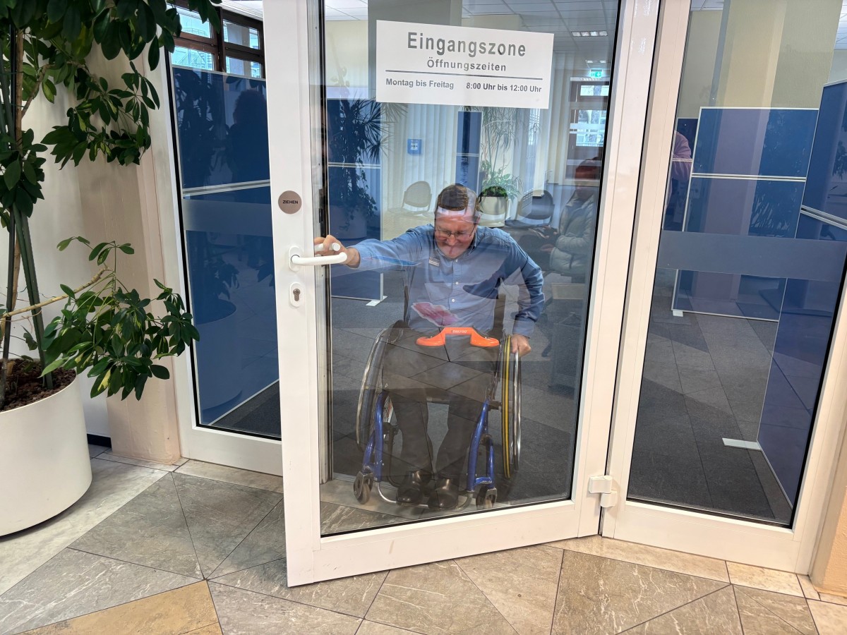 Herausforderung mit dem Rollstuhl selbst erfahren (Fotos: Enderle/ Arbeitsagentur)