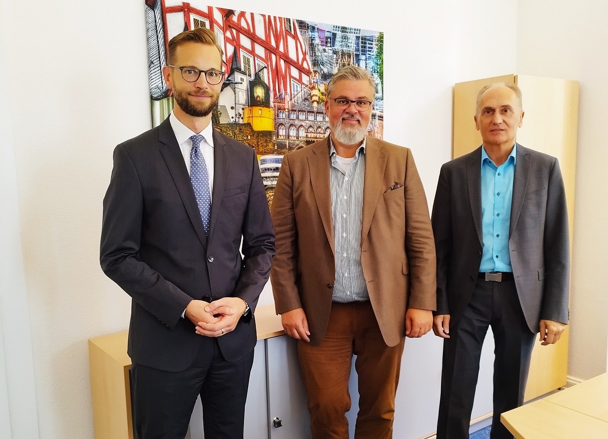 Michael Arndt (Mitte) ist neuer Schiedsmann im Schiedsbezirk III der Verbandsgemeinde Montabaur. Zum neuen Amt gratulierten Ralf Tries (r.), Direktor des Amtsgerichts, und Brgermeister Ulrich Richter-Hopprich. (Bild: Amtsgericht Montabaur)