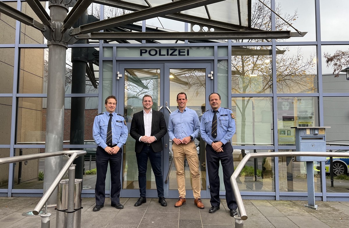 Martin Diedenhofen im Austausch mit der Polizei Neuwied