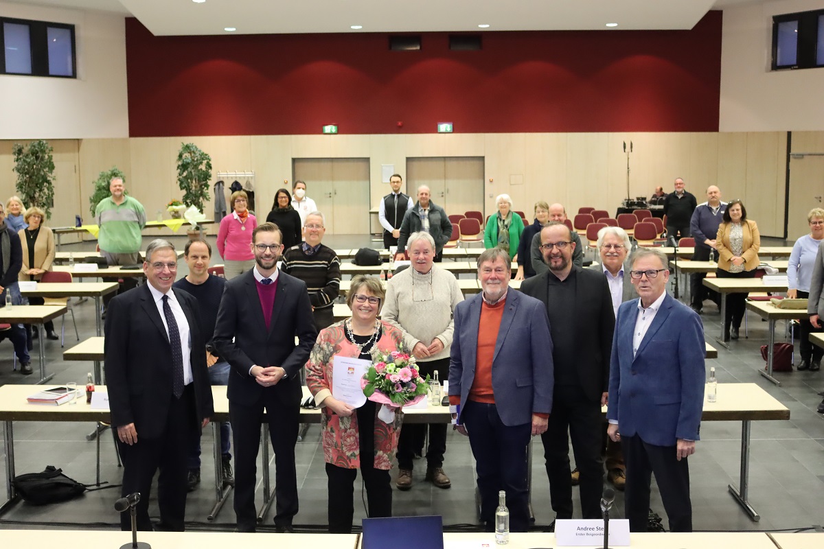 Ute Khchen aus Kadenbach wurde zur neuen weiteren Beigeordneten der Verbandsgemeinde Montabaur gewhlt. Zu den ersten Gratulanten zhlten (vorne von links) Andree Stein, Brgermeister Ulrich Richter-Hopprich sowie die ehrenamtlichen weiteren Beigeordneten Udo Schfer, Oliver Leuker und Werner Reusch. (Foto: VG Montabaur)
