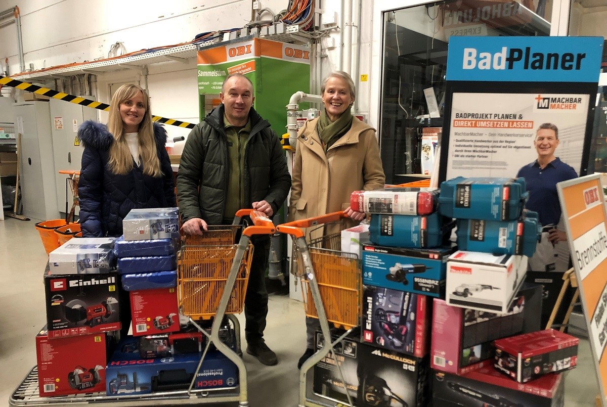 Von links: Nataliya Strefler, Yurii Bowa und Gabi Wieland nach dem Einkauf im Baumarkt. Die Einkaufswagen sind voll mit dem bentigten Handwerkszeug fr die Winterhilfe der Stadt Trostjanez. (Fotos: Stadt Montabaur)