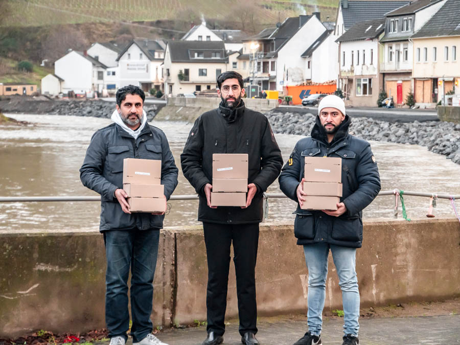 Mitglieder der Ahmadiyya Muslim Jamaat besuchen erneut das Ahrtal. Von links: Zaheer Ahmad, Imam und Theologe Mahmood Malhi, Athar Iqbal. (Foto: privat)
