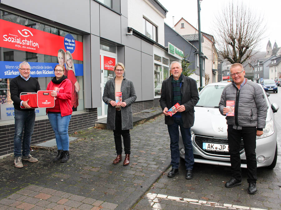 Zur Geschenkbergabe kamen (von links) Hausnotruf-Koordinator Werner Weller, Mitarbeiterin Julia Grindel, Abteilungsleiterin Heike Bauer, der Verwaltungsratsvorsitzende der Diakonie in Sdwestfalen Karl Fleschenberg sowie ADD-Geschftsfhrer Harry Feige an der kumenischen Sozialstation in Niederfischbach zusammen. (Foto: privat)
