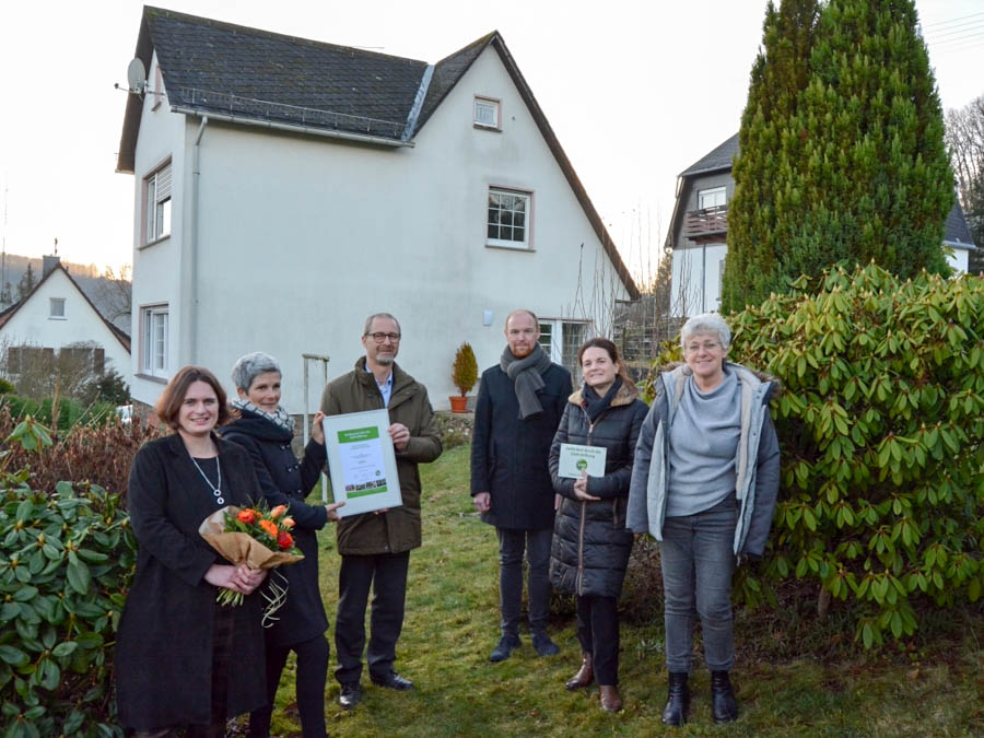 Der Kinderschutzdienst des Landkreises Altenkirchen ist einer von 23 Preistrgern der EAM  -Stiftung. Die 8000 Euro werden fr die Gestaltung des Auengelndes (Foto) verwendet (von links): Melanie Jung, Petra Baldus, Marco Mller, Johannes Rudolph, Daniela Weber und Luzia Stupperich. (Foto: tt)