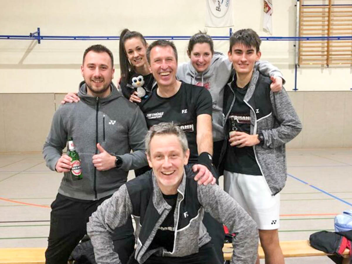 Das Team des BC Smash: Thomas Knaack, Mitte v. l. n. r. Przemyslaw Urban, Markus Wst, Nils Schnborn, hinten v.l.n.r. Elm de Villiers, Melanie Schulz (Foto: BC Smash Betzdorf)